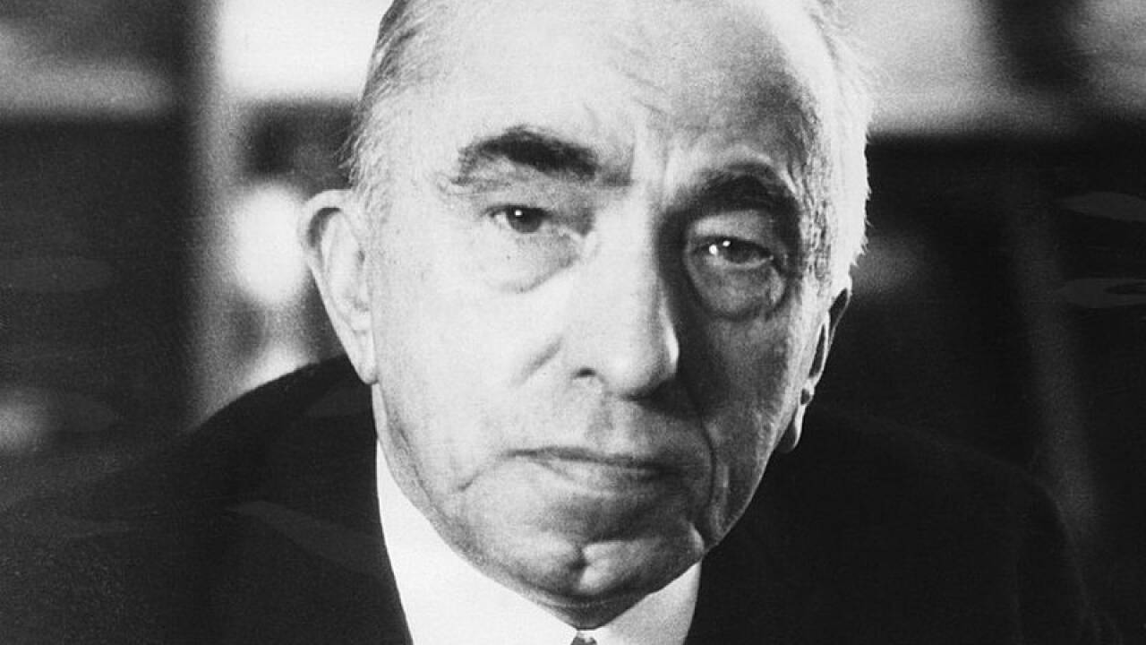 1939: Der nach Berlin zitierte, schwer zuckerkranke tschechoslowakische Staatspräsident Emil Hácha wird auf Anordnung Hitlers massiv eingeschüchtert und unter Druck gesetzt. In Preßburg wird ein „selbstständiger“ slowakischer Staat ausgerufen, der unter „deutschem Schutz“ steht. Prälat Jozef Tiso wird Präsident. 1939: Der nach Berlin zitierte, schwer zuckerkranke tschechoslowakische Staatspräsident Emil Hácha wird auf Anordnung Hitlers massiv eingeschüchtert und unter Druck gesetzt. In Preßburg wird ein „selbstständiger“ slowakischer Staat ausgerufen, der unter „deutschem Schutz“ steht. Prälat Jozef Tiso wird Präsident.