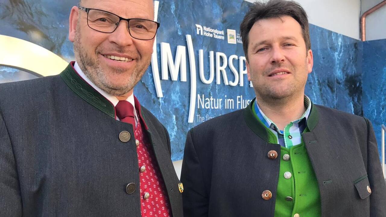 Hans-Jürgen Schiefer (ÖVP, rechts) ist der neue Bürgermeister von Muhr. Er folgt Sepp Kandler (SPÖ, links) nach. 