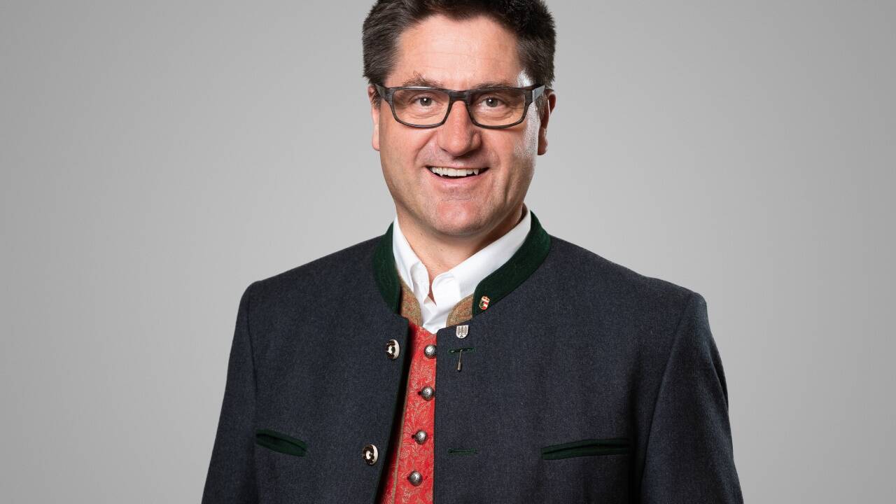 Michael Obermoser (ÖVP) wird in Wald im Pinzgau mit 76,2 Prozent (– 5,3 Prozent) als Bürgermeister wiedergewählt.  