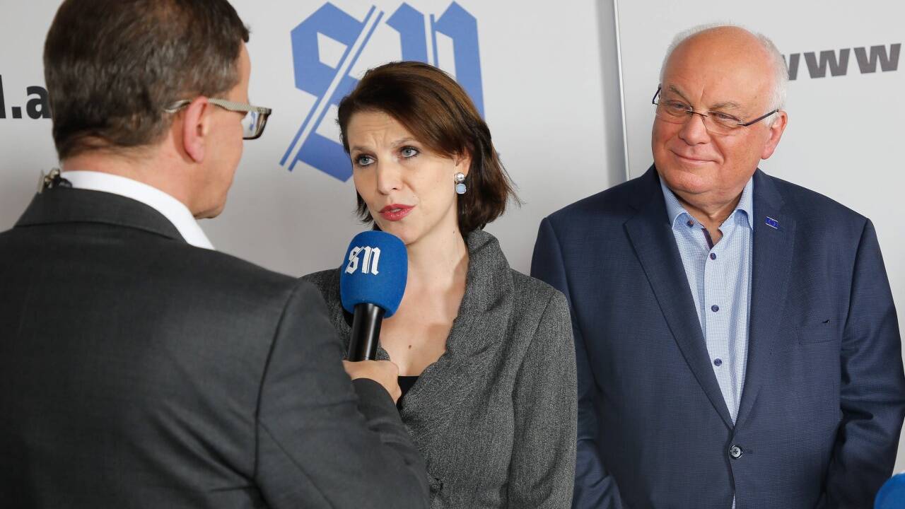 Zu Gast im SN-Wahlstudio: Staatssekretärin Karoline Edtstadler (ÖVP) und Ex-Landeshauptmann Franz Schausberger.  