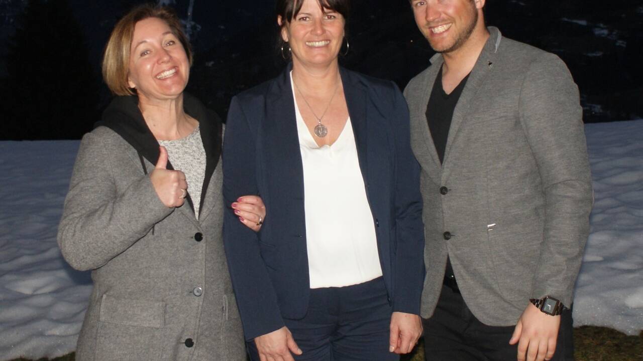 Barbara Huber (ÖVP, in der Bildmitte) wird Bürgermeisterin von Bruck an der Glocknerstraße. Sie löst Herbert Burgschwaiger (SPÖ) ab. Unter den Gratulanten Karin Hochwimmer und Jakob Schwab.  