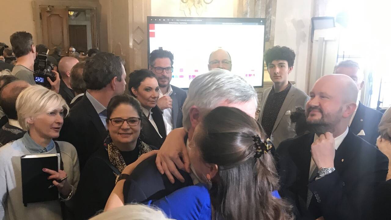 Harald Preuner und seine Frau Alexandra liegen sich in den Armen.  