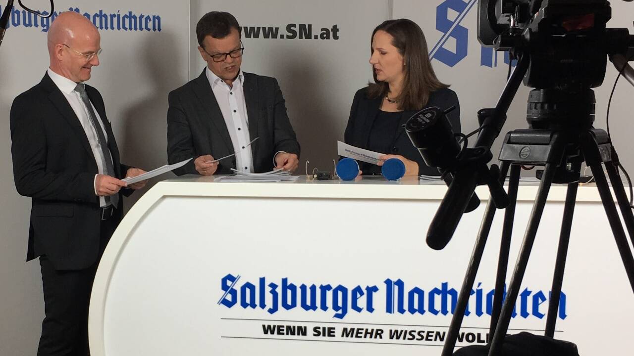 Im SN-Wahlstudio: Chefredakteur Manfred Perterer (Mitte) und Lokal-Chefin vom Dienst Stefanie Schenker mit Politikexperte Peter Plaikner.  