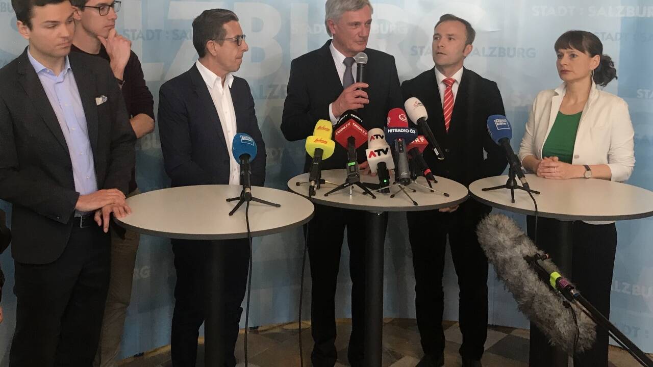 Sieger und Verlierer: Lukas Rößlhuber (NEOS), Kay-Michael Dankl (KPÖ Plus), Andreas Reindl (FPÖ), Harald Preuner (ÖVP), Bernhard Auinger (SPÖ), Martina Berthold (Bürgerliste).  