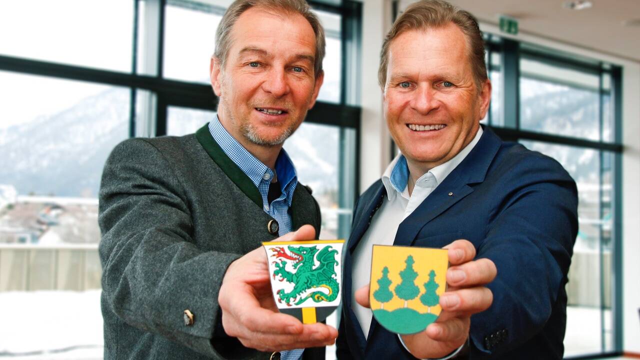 Hermann und Erich Rohrmoser mit den Wappen von Maria Alm und Saalfelden. Hermann und Erich Rohrmoser mit den Wappen von Maria Alm und Saalfelden.