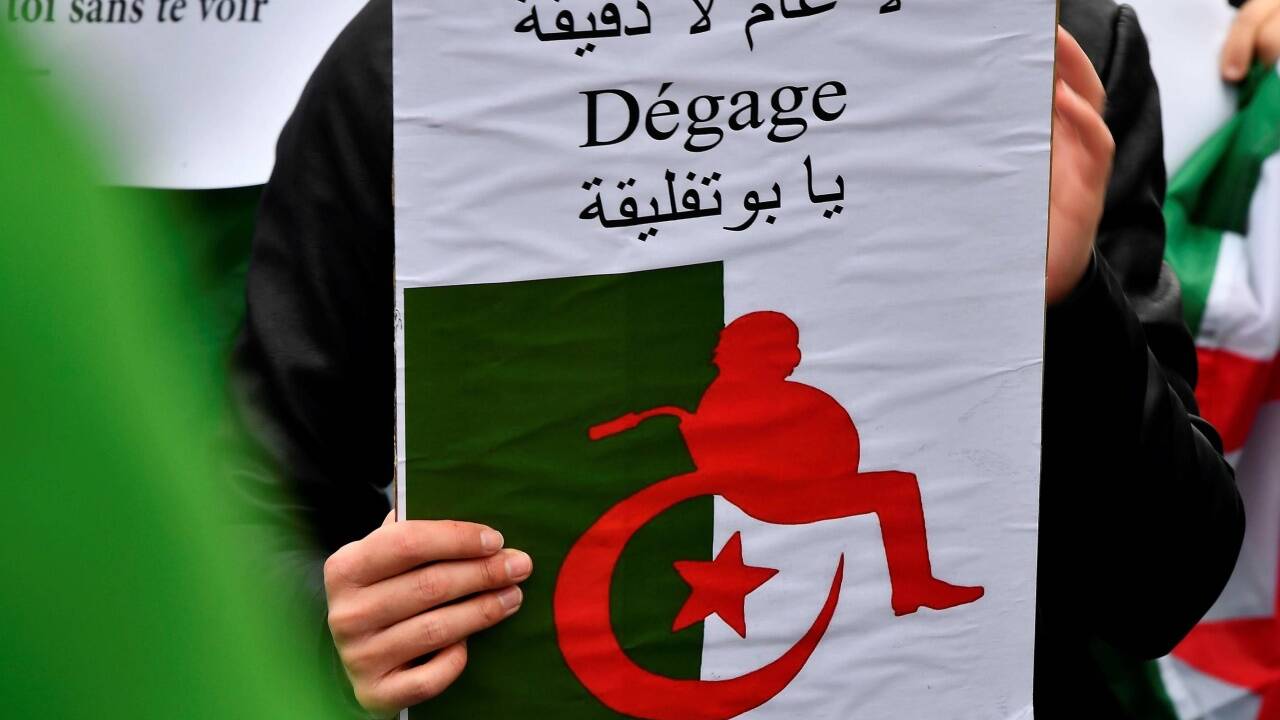 „Hau ab“: Das fordern die Demonstranten in Algerien und ihre Sympathisanten in französischen Städten wie Bordeaux. Zum Rücktritt drängen sie auf diese Weise den seit zwei Jahrzehnten regierenden Präsidenten Bouteflika.  