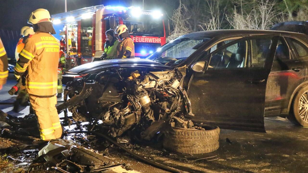 Rettung, Feuerwehr und Polizei waren stundenlang im Einsatz.  