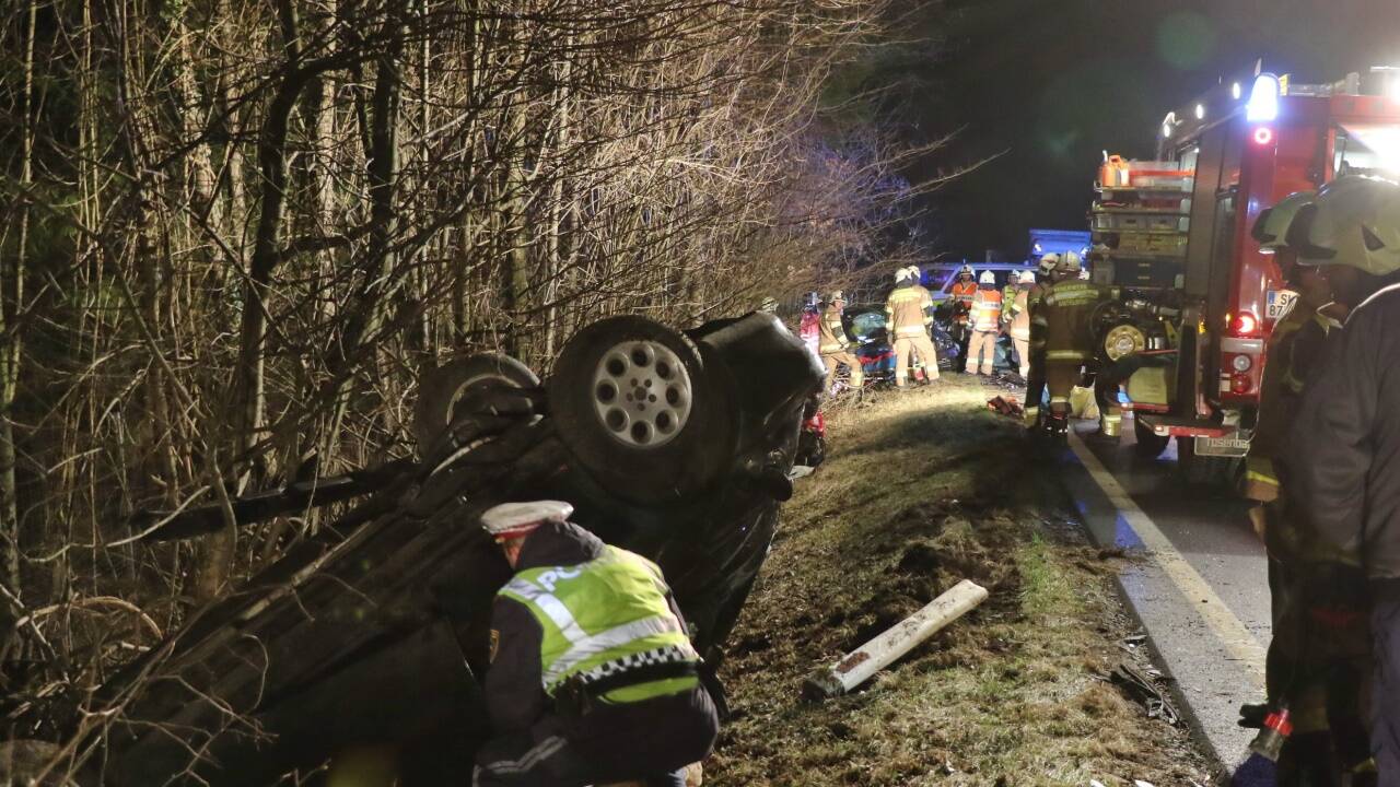 Rettung, Feuerwehr und Polizei waren stundenlang im Einsatz.  