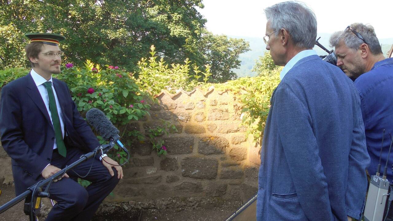 Robert Wiesner interviewt einen Burschenschafter für die Doku „Männer, Mächte und Mensuren“. 