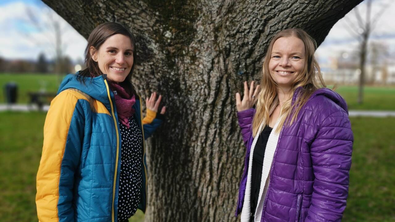 Anita Eder organisiert den Lehrgang „Projektschmiede“. Isabell Resch weiß, dass Baumharz bei der Wundheilung hilft. 