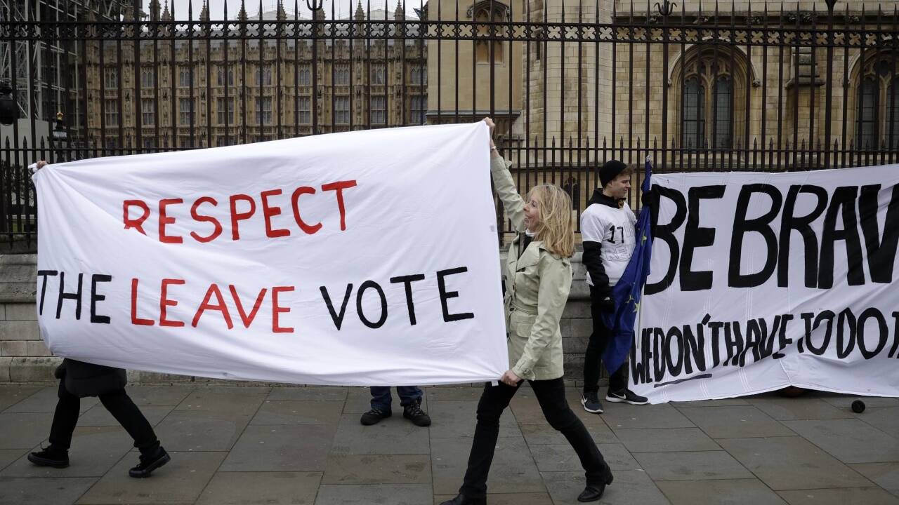 Befürworter und Gegner des Brexit demonstrieren am Dienstag, 12. März 2019, vor dem Parlament in London. Befürworter und Gegner des Brexit demonstrieren am Dienstag, 12. März 2019, vor dem Parlament in London.