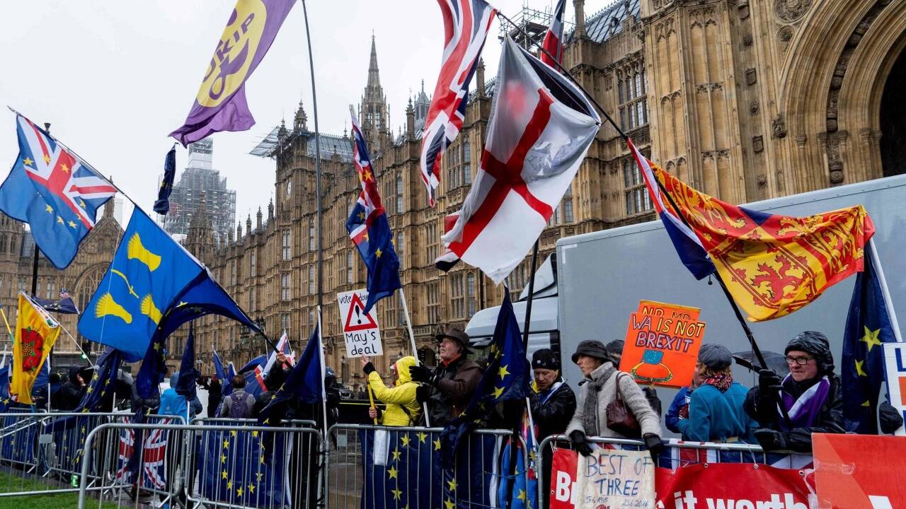 Befürworter und Gegner des Brexit demonstrieren am Dienstag, 12. März 2019, vor dem Parlament in London. Befürworter und Gegner des Brexit demonstrieren am Dienstag, 12. März 2019, vor dem Parlament in London.