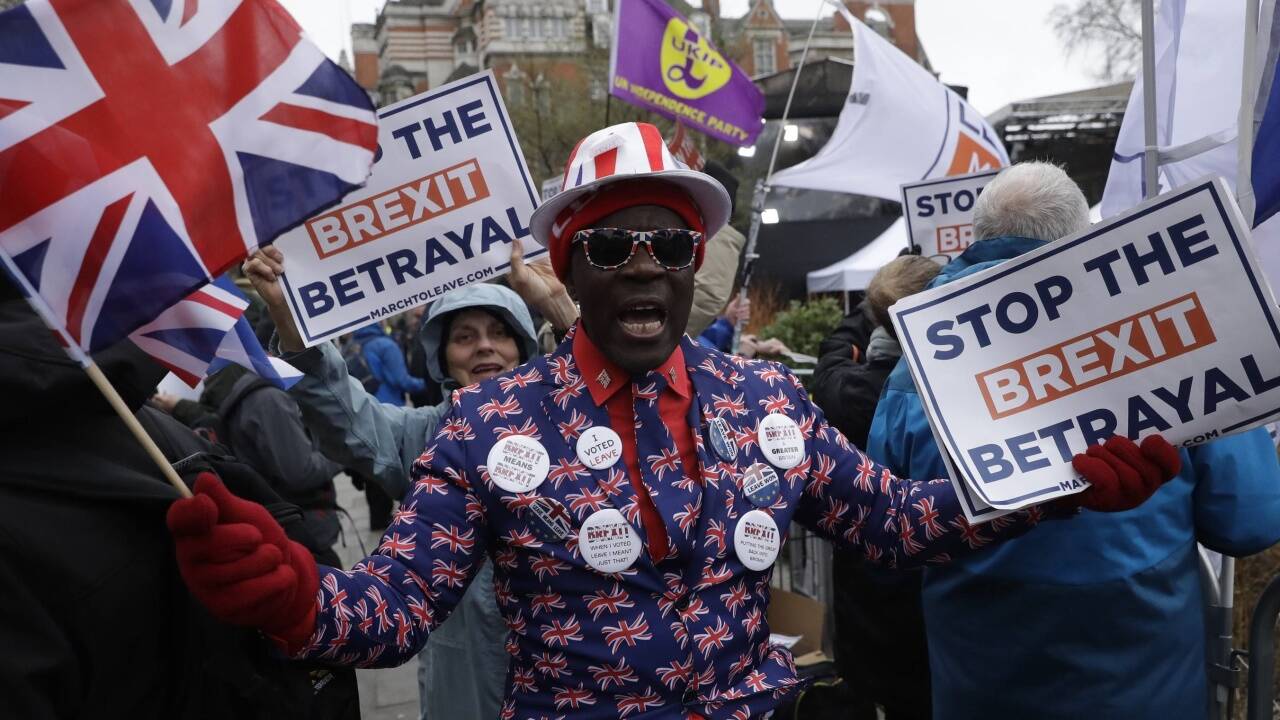 Befürworter und Gegner des Brexit demonstrieren am Dienstag, 12. März 2019, vor dem Parlament in London. Befürworter und Gegner des Brexit demonstrieren am Dienstag, 12. März 2019, vor dem Parlament in London.