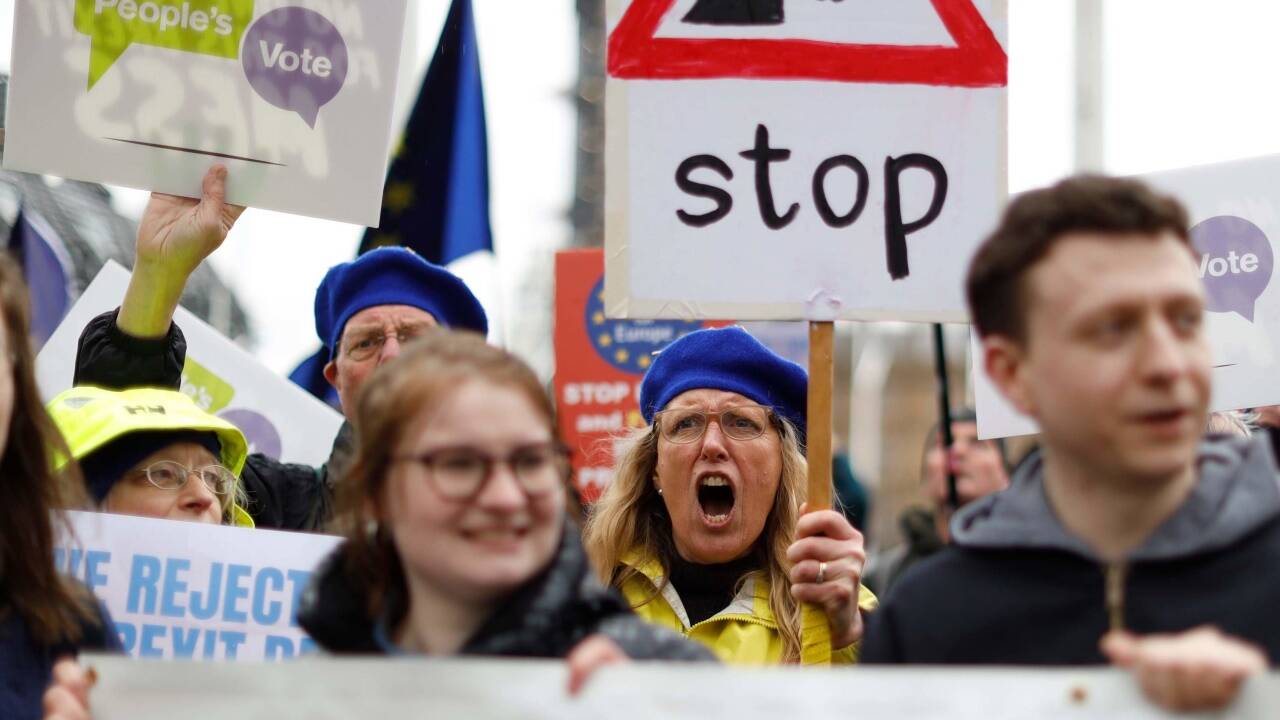 Befürworter und Gegner des Brexit demonstrieren am Dienstag, 12. März 2019, vor dem Parlament in London. Befürworter und Gegner des Brexit demonstrieren am Dienstag, 12. März 2019, vor dem Parlament in London.