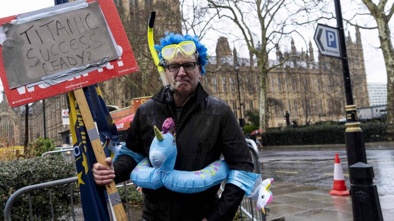 Befürworter und Gegner des Brexit demonstrieren am Dienstag, 12. März 2019, vor dem Parlament in London. Befürworter und Gegner des Brexit demonstrieren am Dienstag, 12. März 2019, vor dem Parlament in London.