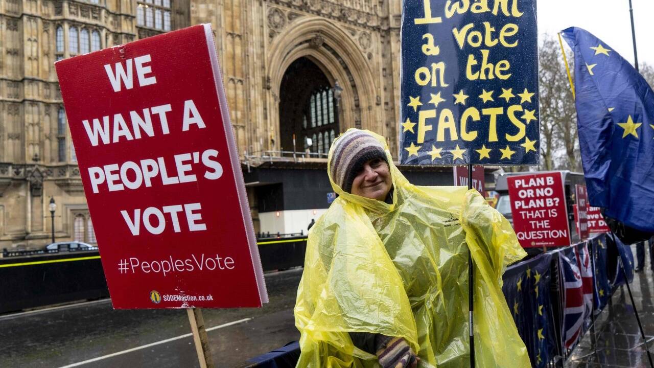 Befürworter und Gegner des Brexit demonstrieren am Dienstag, 12. März 2019, vor dem Parlament in London. Befürworter und Gegner des Brexit demonstrieren am Dienstag, 12. März 2019, vor dem Parlament in London.