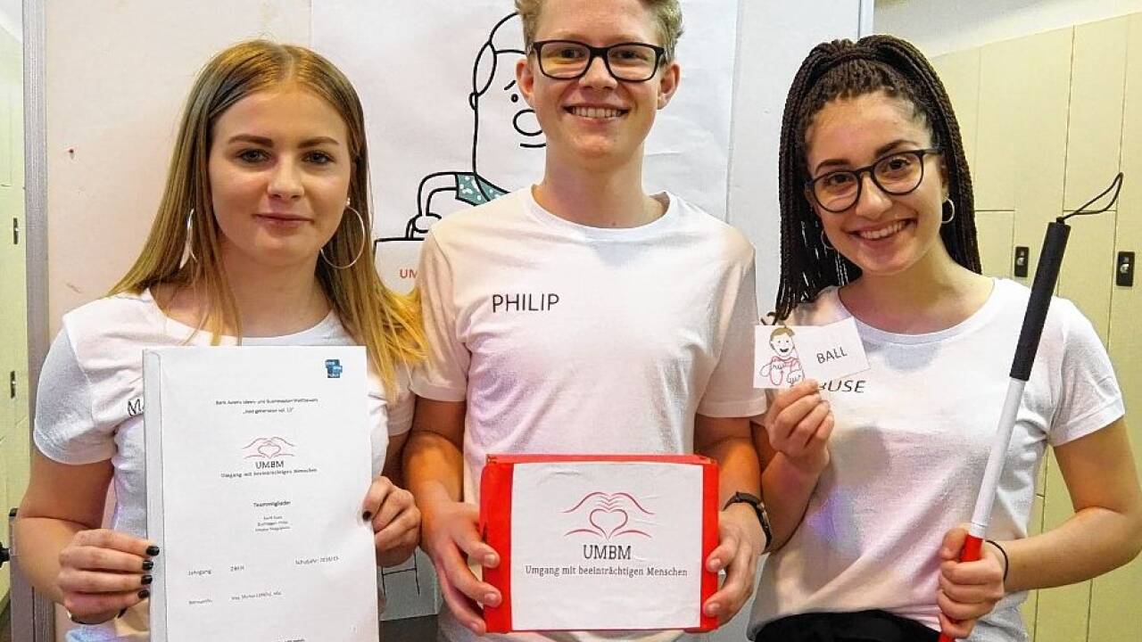  Magdalena Krispler, Philip Buchegger und Buse Benli wurden zum besten Zweitklassenprojekt gekürt. Sie setzen auf spielerische Bewusstseinsbildung für den Umgang mit Menschen mit Behinderung. Bilder: SW/Pet 