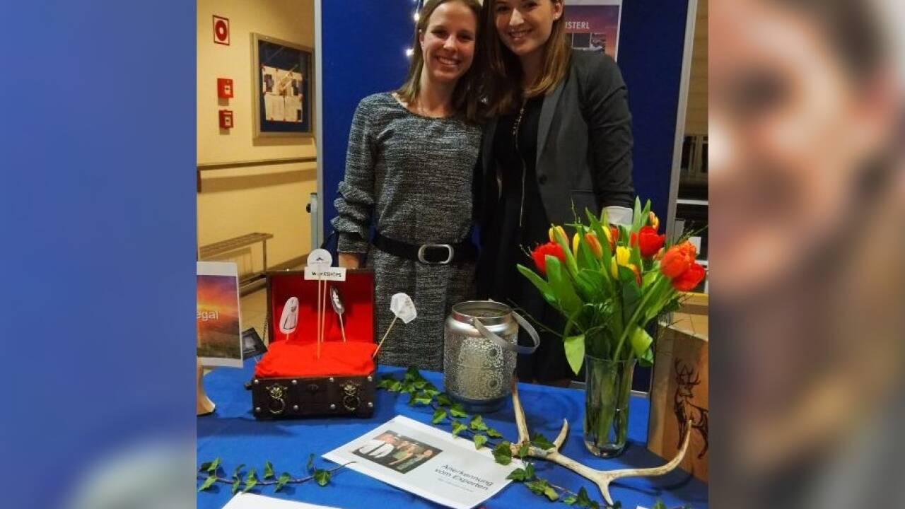 Die Viertklasslerinnen Martina Hörandtner und Lea Nemetz überzeugten Jury und Publikum mit ihrem Regonalladen „Tennengauer Schatzkisterl“. 