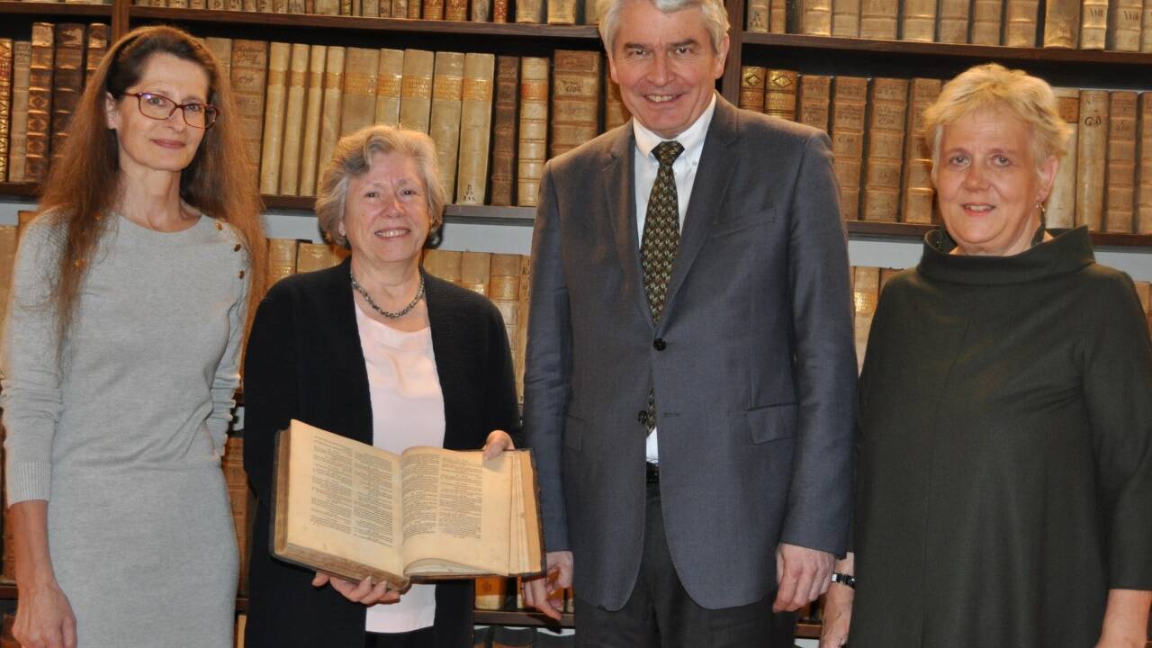 Irmgard Lahner, Provenienzforschung Universitätsbibliothek Salzburg, Hanna Feingold, Israelitische Kultusgemeinde Salzburg, Rektor Heinrich Schmidinger und Ursula Schachl-Raber (Leiterin der Universitätsbibliothek Salzburg). Irmgard Lahner, Provenienzforschung Universitätsbibliothek Salzburg, Hanna Feingold, Israelitische Kultusgemeinde Salzburg, Rektor Heinrich Schmidinger und Ursula Schachl-Raber (Leiterin der Universitätsbibliothek Salzburg).