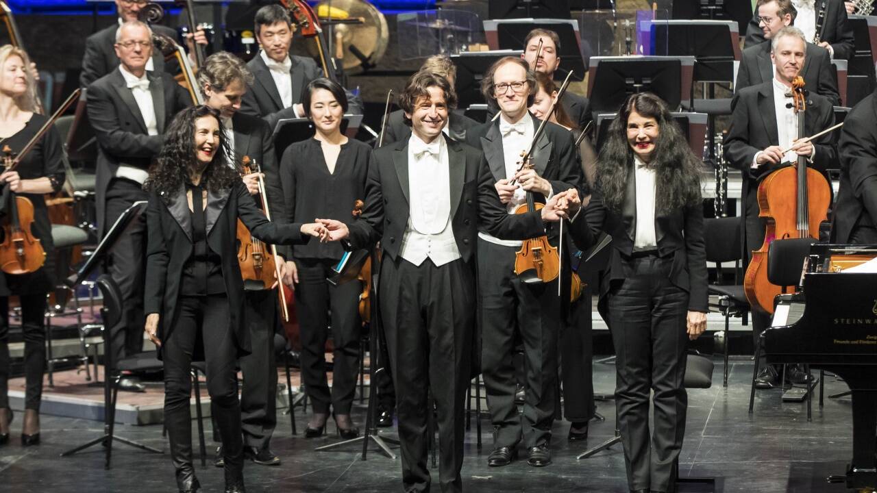 Katia und Marielle Labèque mit Dirigent Gustavo Gimeno. 