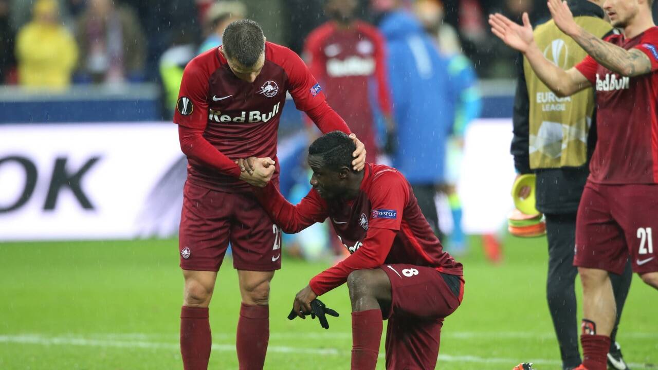 Stefan Lainer tröstet Diadie Samassekou.  