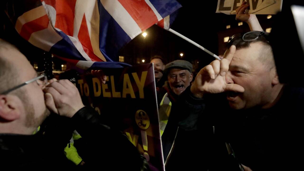 Indes zogen EU–Befürworter und Breiteers durch die Straßen. 