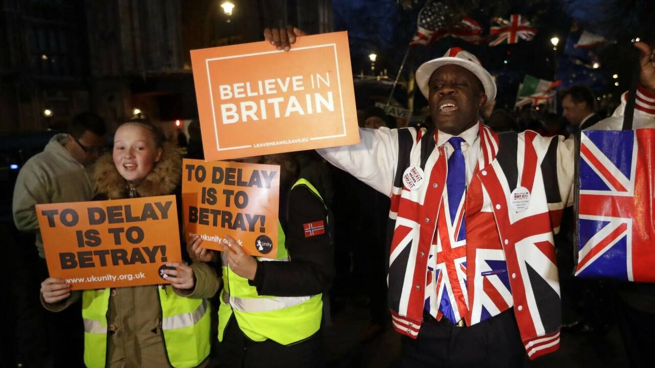 Indes zogen EU–Befürworter und Breiteers durch die Straßen. 