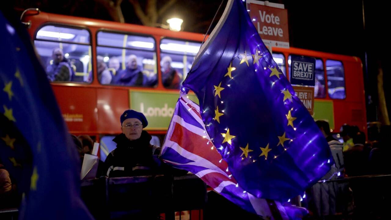 Indes zogen EU–Befürworter und Breiteers durch die Straßen. 