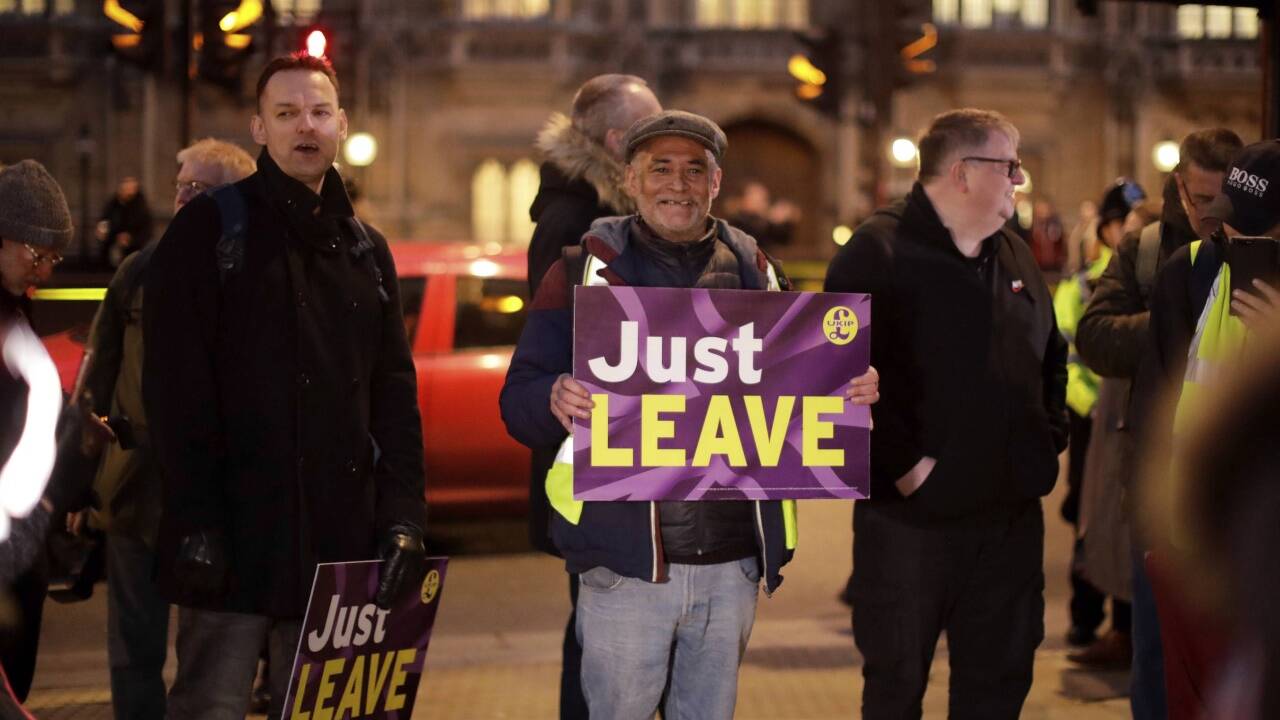 Indes zogen EU–Befürworter und Breiteers durch die Straßen. 