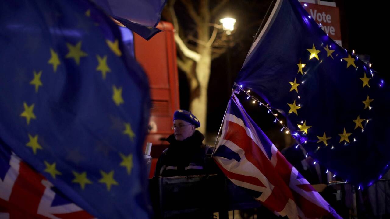 Indes zogen EU–Befürworter und Breiteers durch die Straßen. 