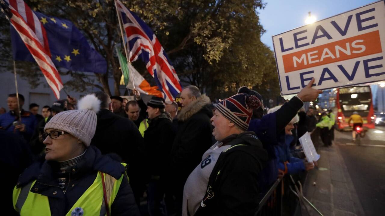 Indes zogen EU–Befürworter und Breiteers durch die Straßen. 