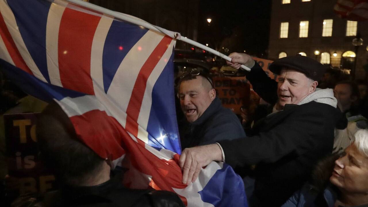 Indes zogen EU–Befürworter und Breiteers durch die Straßen. 