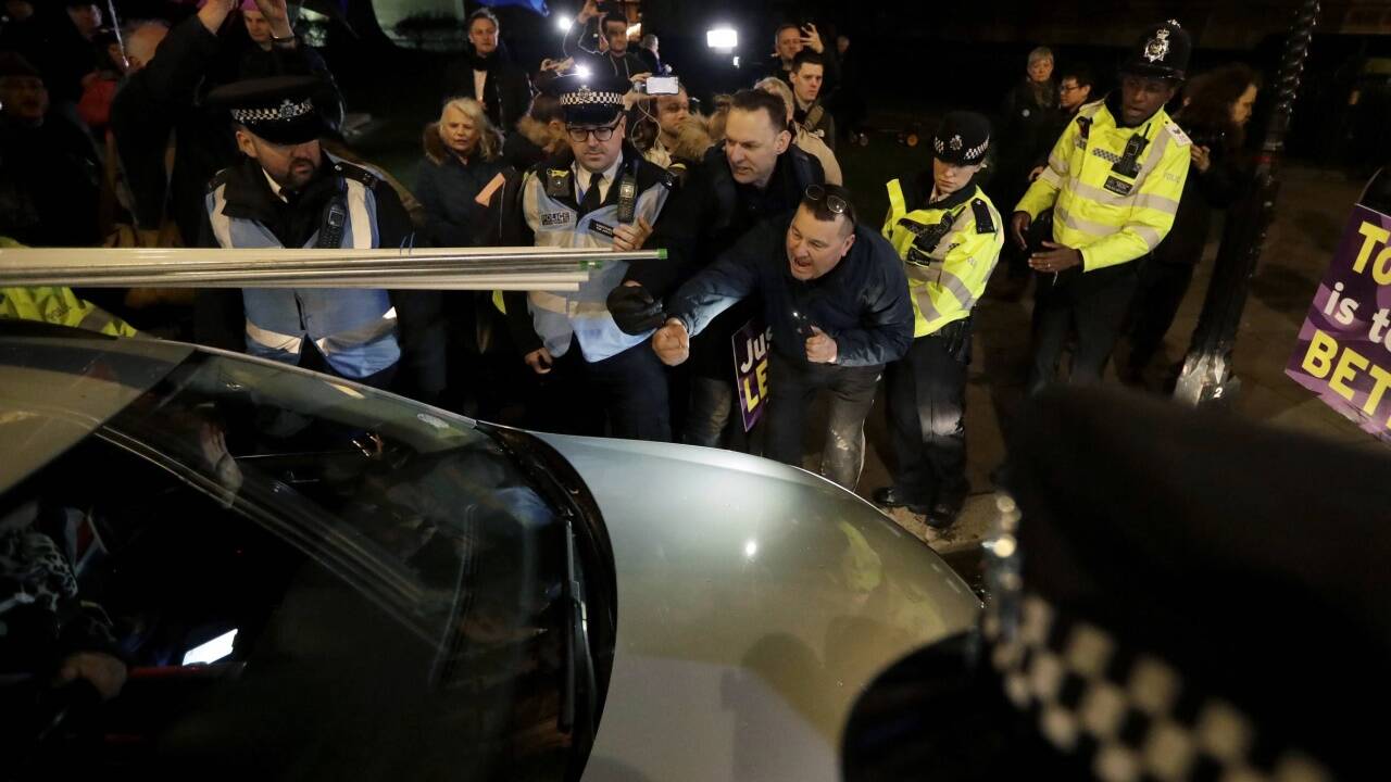 Indes zogen EU–Befürworter und Breiteers durch die Straßen. 