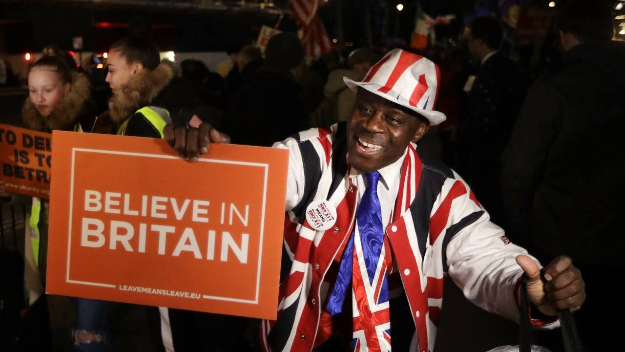 Indes zogen EU–Befürworter und Breiteers durch die Straßen. 