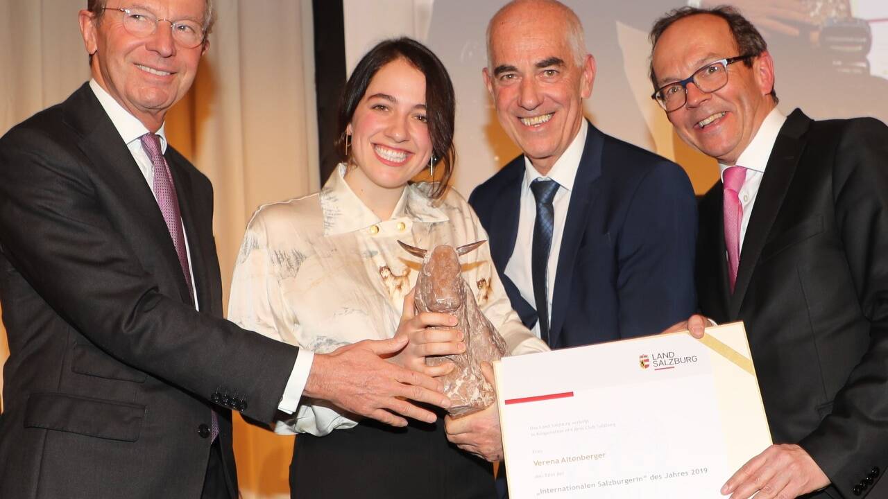Weil Schauspielerin Verena Altenberger nicht selbst dabei sein konnte, nahmen Schwester Judith und Vater Walter Altenberger (Mitte) den Preis aus den Händen von Landeshauptmann Wilfried Haslauer (l.) und Club-Salzburg-Präsident Peter Haubner (r.) entgegen. 