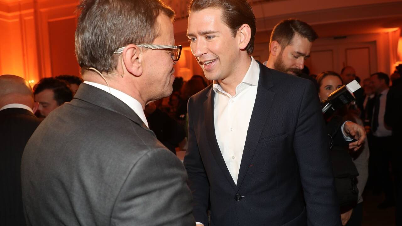 SN-Chefredakteuer Manfred Perterer schüttelt Kanzler Sebastian Kurz die Hand. 