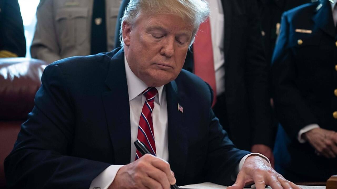 Trump beim Unterzeichnen seines ersten Vetos 