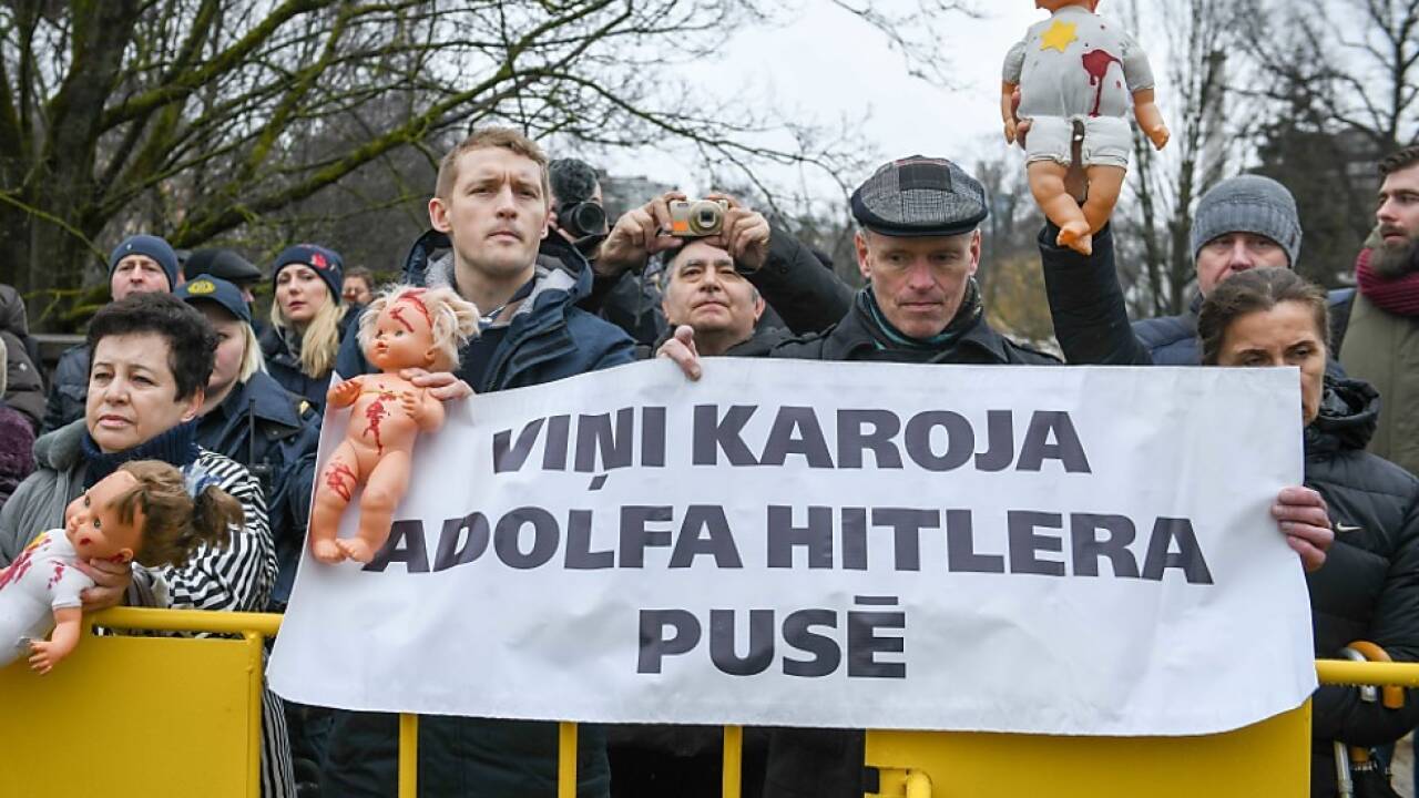 Marsch der SS-Veteranen wurde von Gegendemonstrationen begleitet 