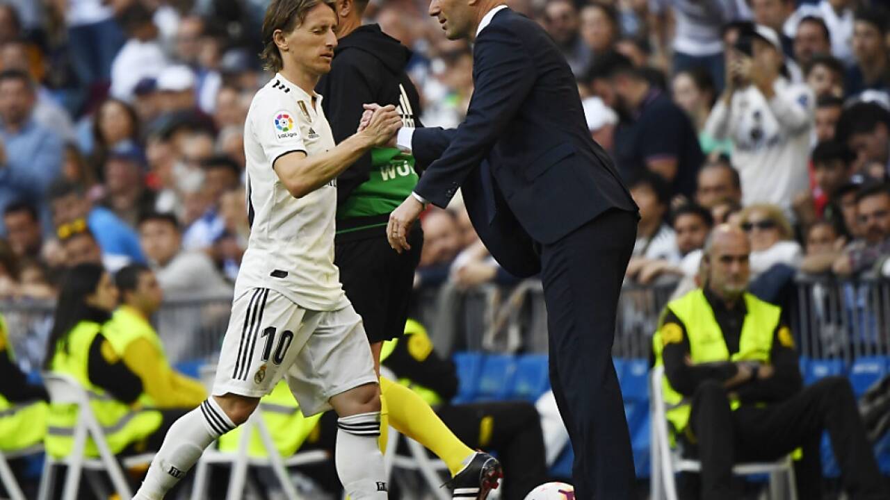 Zinedine Zidane klatscht mit seinem Top-Star Luka Modric ab  Zinedine Zidane klatscht mit seinem Top-Star Luka Modric ab