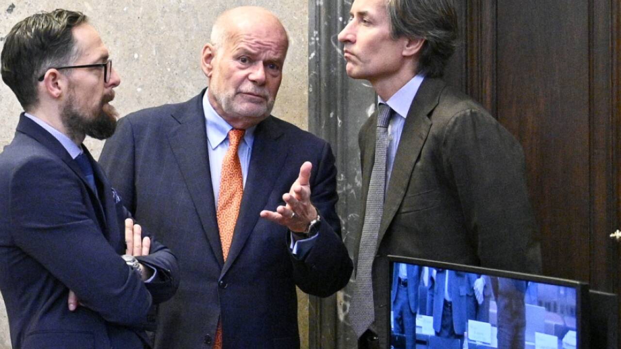 Es besteht der Vorwurf des Amtsmissbrauchs und der Geldwäscherei 