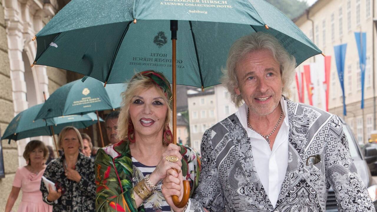 In Salzburg waren Thea und Thomas Gottschalk oft zu Gast, hier auf dem Weg zur Festspiel-Aufführung von „La clemenza di Tito“ im August 2017.   In Salzburg waren Thea und Thomas Gottschalk oft zu Gast, hier auf dem Weg zur Festspiel-Aufführung von „La clemenza di Tito“ im August 2017.