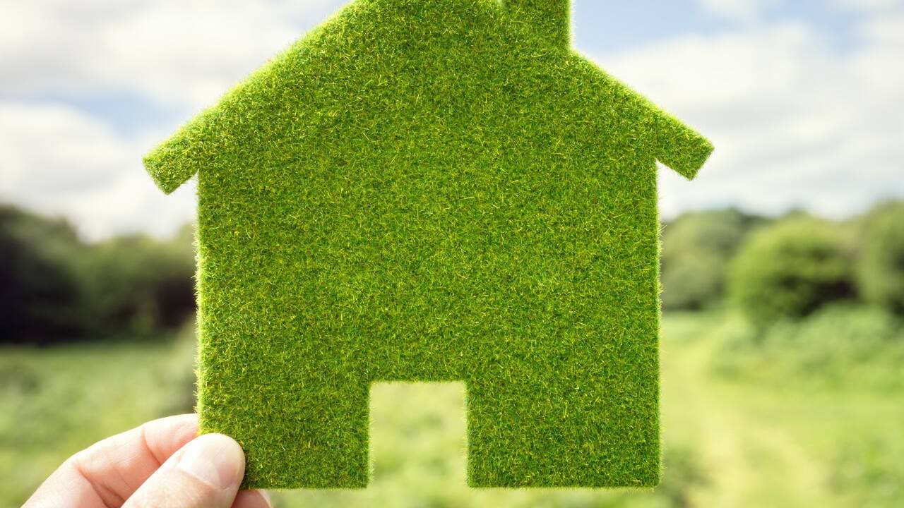 Mit der Verwendung nachhaltiger Energie und einer entsprechenden Bauweise gelingt es bereits, Häuser zu bauen, die sich ausschließlich erneuerbarer Energie bedienen. 