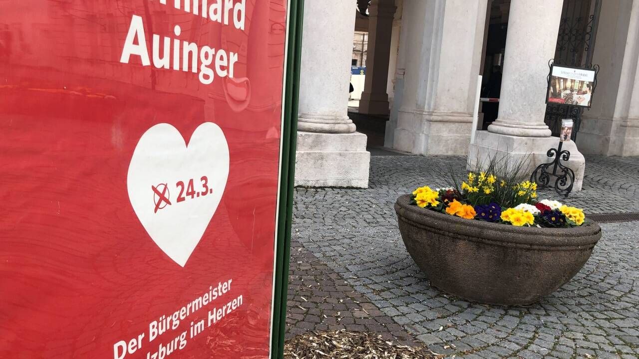 Wahlkampf bis zur letzten Minute vor dem Schloss Mirabell.  
