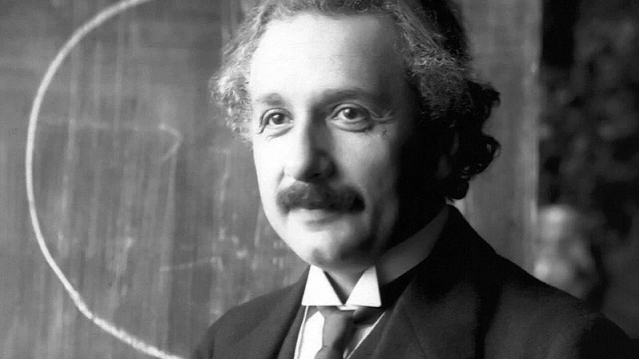 1934: Nazideutschland bürgert den in die USA emigrierten Physiker, Nobelpreisträger und Pazifisten Albert Einstein wegen seiner jüdischen Abstammung aus. Die deutsche Staatsbürgerschaft wird zugleich auch unter anderem den Schriftstellern Johannes R. Becher, Oskar Maria Graf, Theodor Plivier und Rudolf Leonhard aberkannt. 