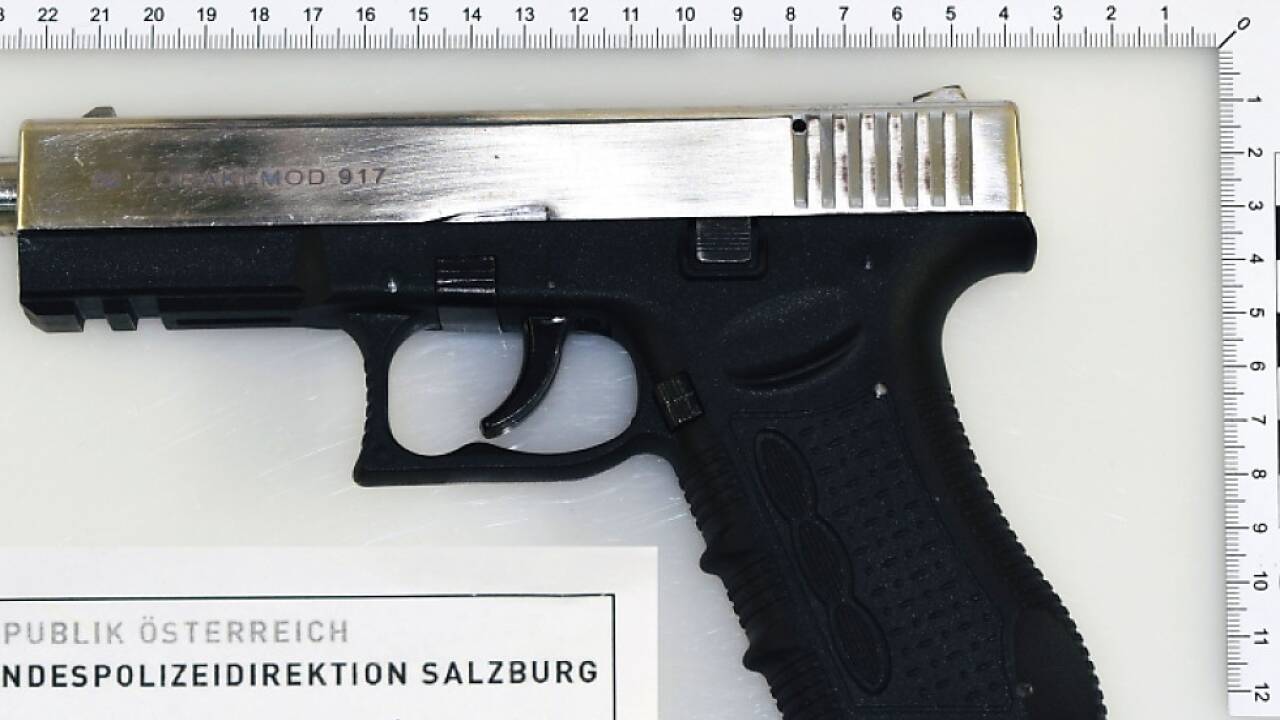 Mit dieser umgebauten und scharf gemachten Schreckschusspistole wurde die 20-jährige Frau laut Polizei erschossen.   Mit dieser umgebauten und scharf gemachten Schreckschusspistole wurde die 20-jährige Frau laut Polizei erschossen.