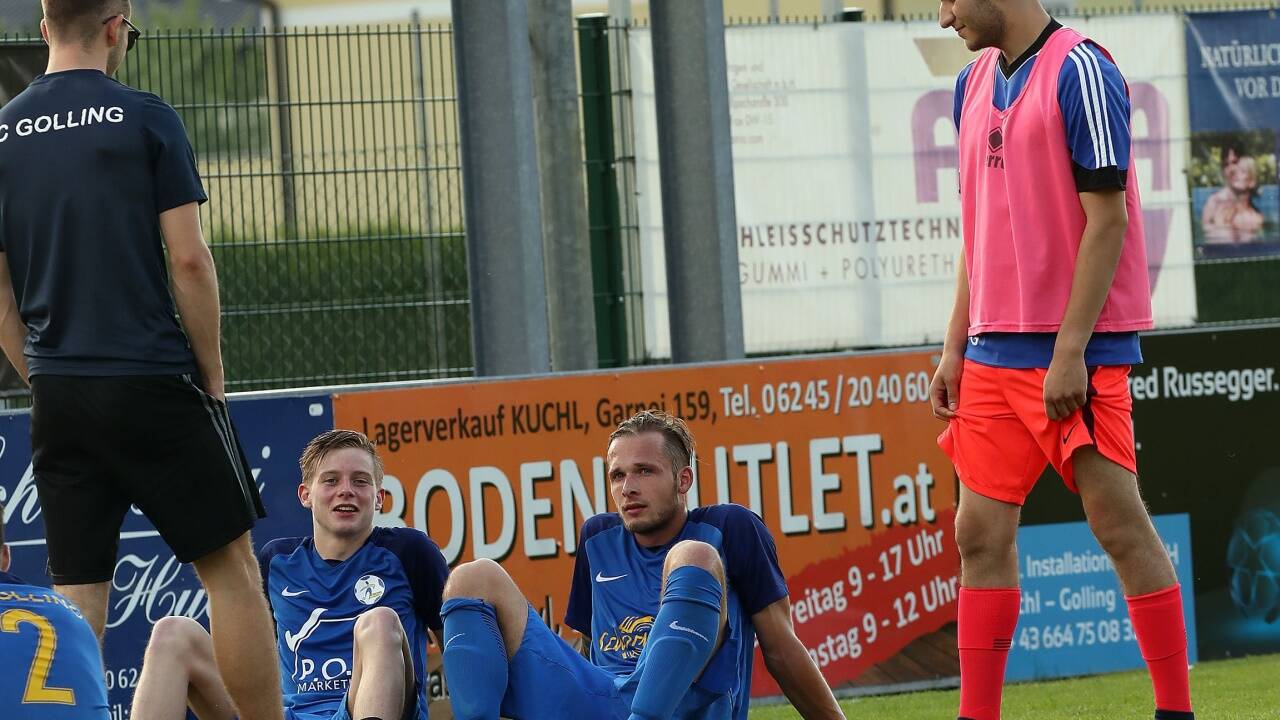Die Austria jagt Golling-Stürmer Mario Lürzer (2. von rechts).  