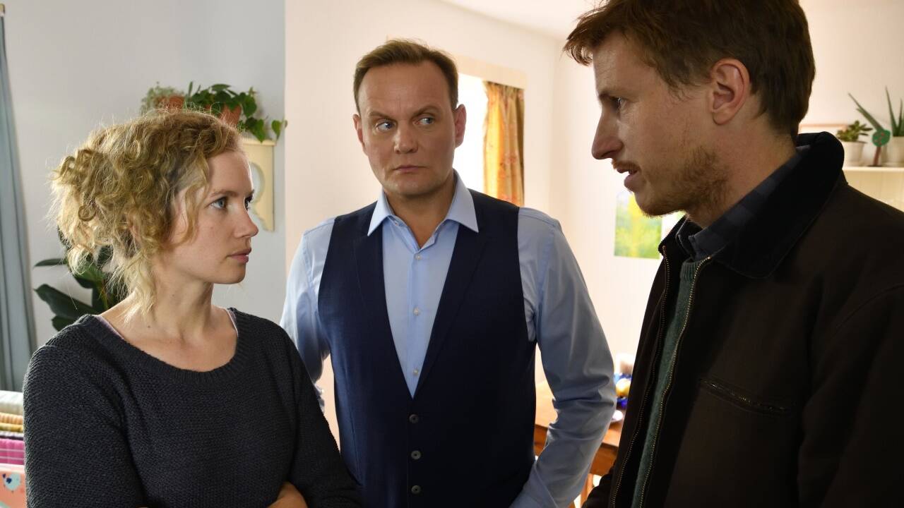 Hier kracht es gehörig im Gebälk: Devid Striesow (Mitte) mit Cornelia Gröschel und Golo Euler.   Hier kracht es gehörig im Gebälk: Devid Striesow (Mitte) mit Cornelia Gröschel und Golo Euler.