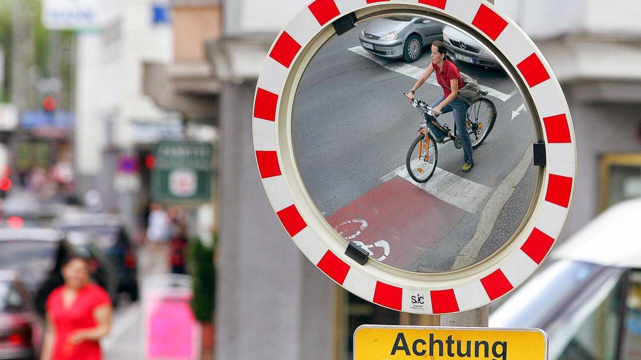 Achtung Radfahrer: Wo die Radwegführung missglückt ist, müssen Spiegel und Schilder aushelfen. Und oft gibt es noch nicht einmal das. 