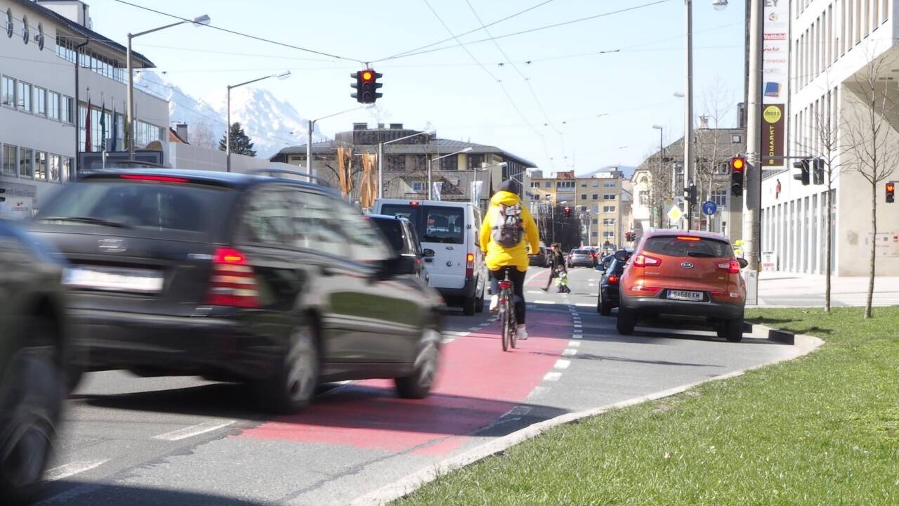 Sterneckstraße in Salzburg-Schallmoos Auf rotem Grund verläuft ein besonders heikles Stück Radweg auf der Sterneckstraße stadteinwärts: Im Kreuzungsbereich müssen hier rechtsabbiegende Pkw den Radweg queren. Nachdem es zuletzt auch in Salzburg wieder einen tödlichen Verkehrsunfall mit einem rechts abbiegenden Lkw und einem Fahrrad gegeben hat, kommt einem bei solchen Stellen das Gruseln. Es zeigt auch: Abbiegeassistenten sind gut und schön, besser wäre allerdings eine sichere Verkehrsführung für Radfahrer. 