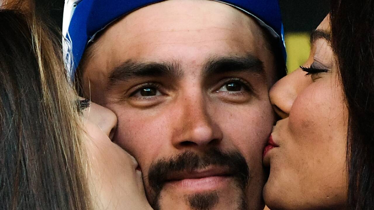 Siegerküsse für den Franzosen Alaphilippe  Siegerküsse für den Franzosen Alaphilippe